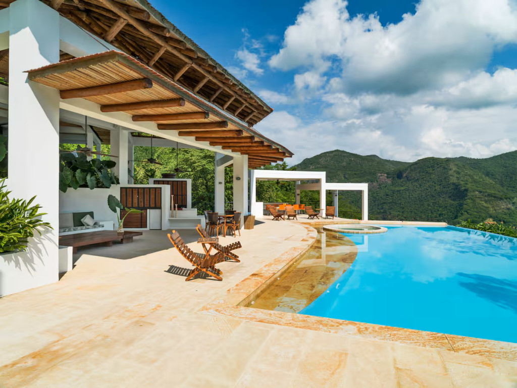 Venta de casa en Entrepuentes-Apulo con 5 habitaciones, piscina, vista panorámica, golf, tenis y entorno verde.